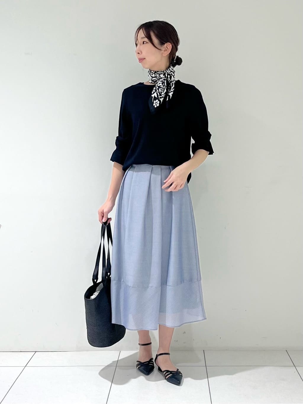 shioriさんの「INDIVI｜【90cm四方】ボタニカル柄大判スカーフ」を使ったコーディネート