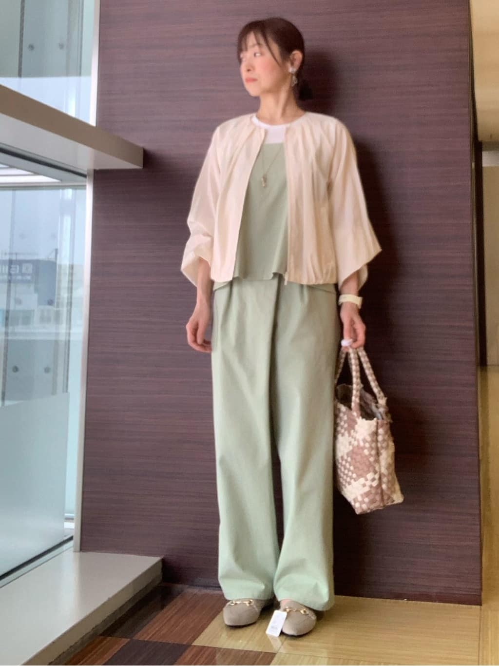 anaさんの「UNTITLED｜◆【春の軽羽織り】ボリューム袖 ノーカラーブルゾン」を使ったコーディネート