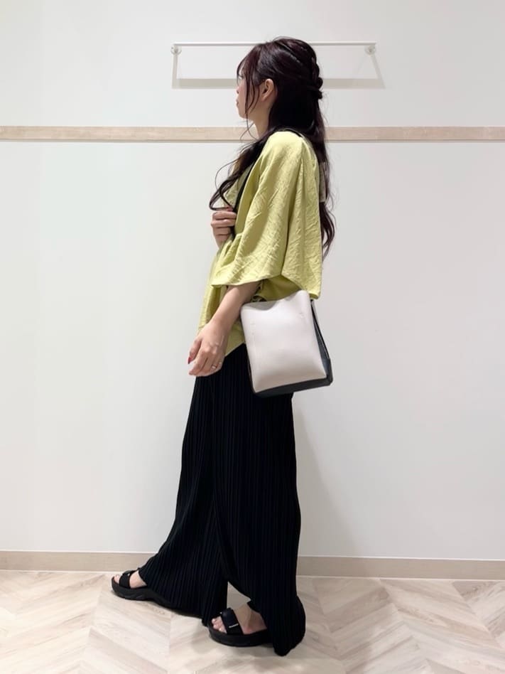 nanaさんの「SHOO･LA･RUE｜◆【洗える/ひんやり】涼しく体型カバー お袖フレア ドレープブラウス」を使ったコーディネート