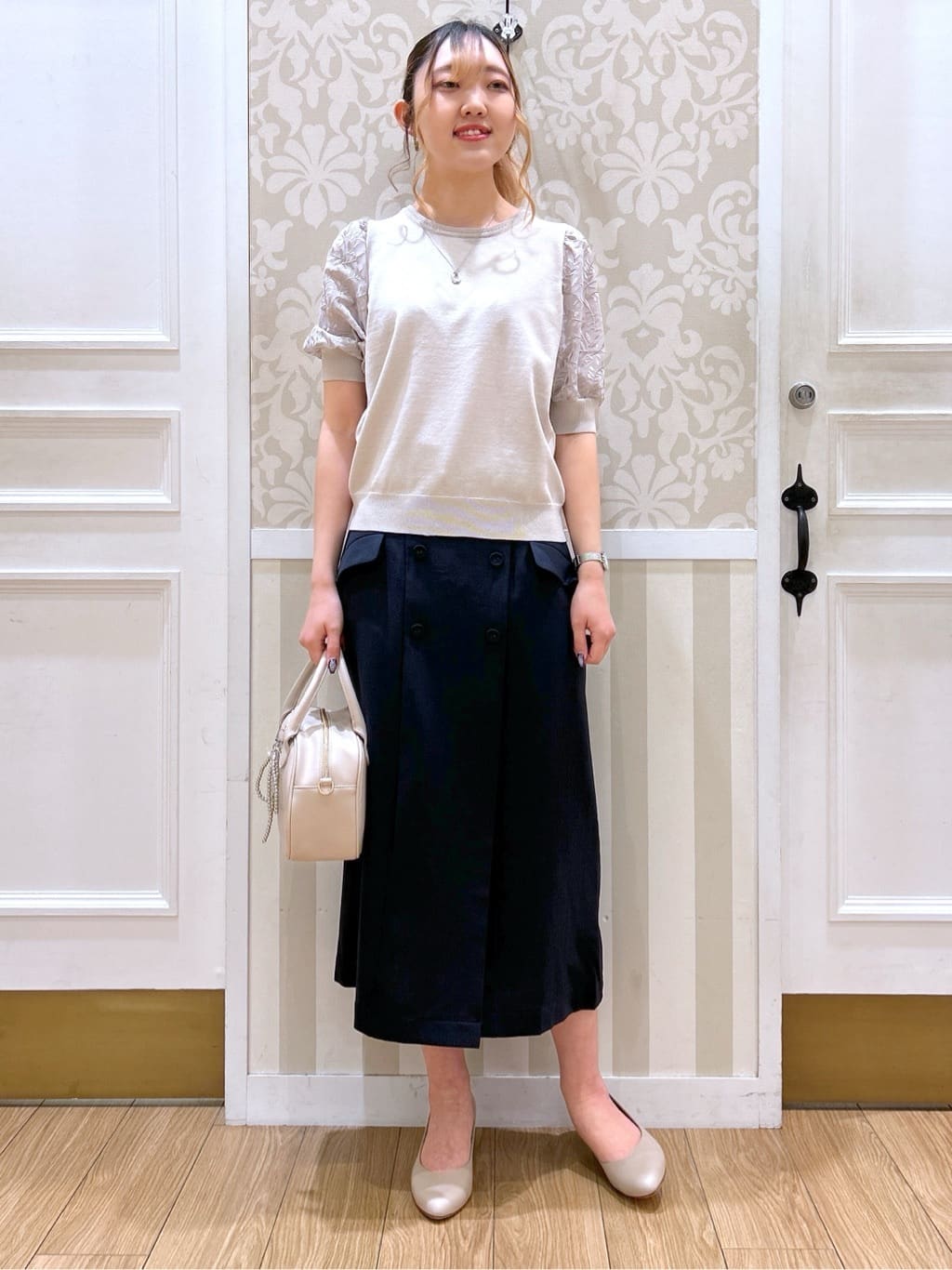 望 愛さんの「grove｜【ふわっと心地よい足入れ】やわここち(R)Vカットパンプス」を使ったコーディネート