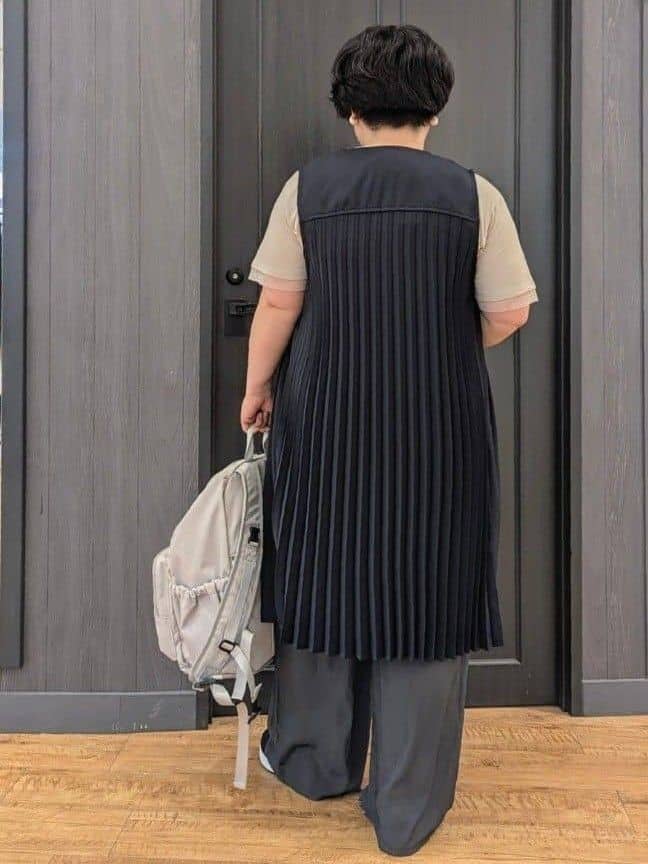 エリオットさんの「SHOO･LA･RUE｜◆【S-LL/体型カバー】後ろ姿もきれい見え バックプリーツジレ」を使ったコーディネート
