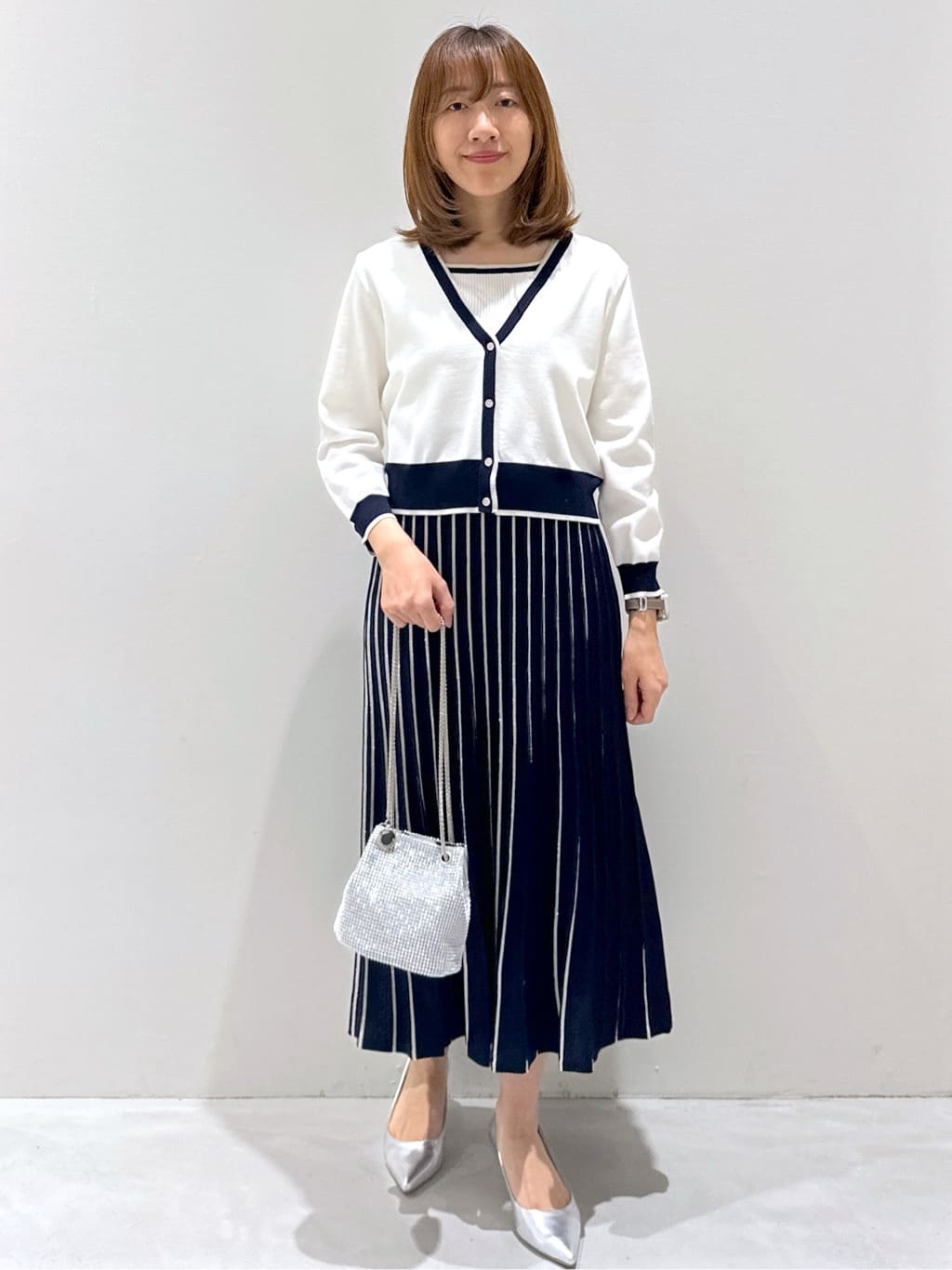 yukaさんの「OPAQUE.CLIP｜◆【6色展開】シャイニー素材巾着ミニショルダーバッグ」を使ったコーディネート