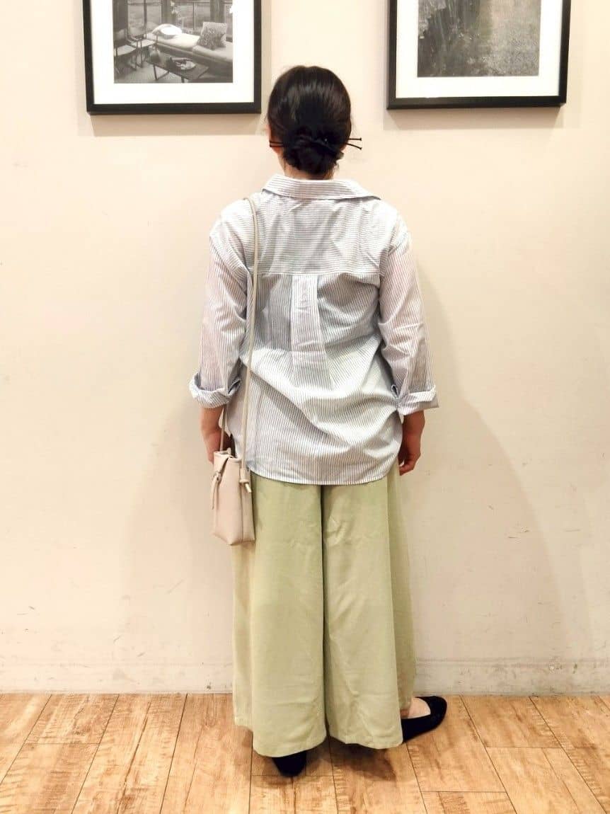 SHOOLARUEさんの「SHOO･LA･RUE｜◆【洗える/S-LL/UV/吸水速乾】洗濯後しわになりにくいリネンブレンドシャツ」を使ったコーディネート