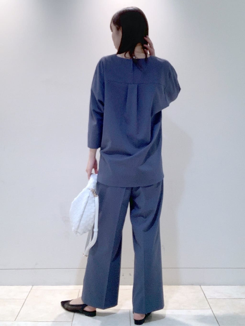 ヤマグチさんの「Reflect｜◆【マシンウォッシュ可／セットアップ可能】ドルマンスリーブVネックブラウス」を使ったコーディネート