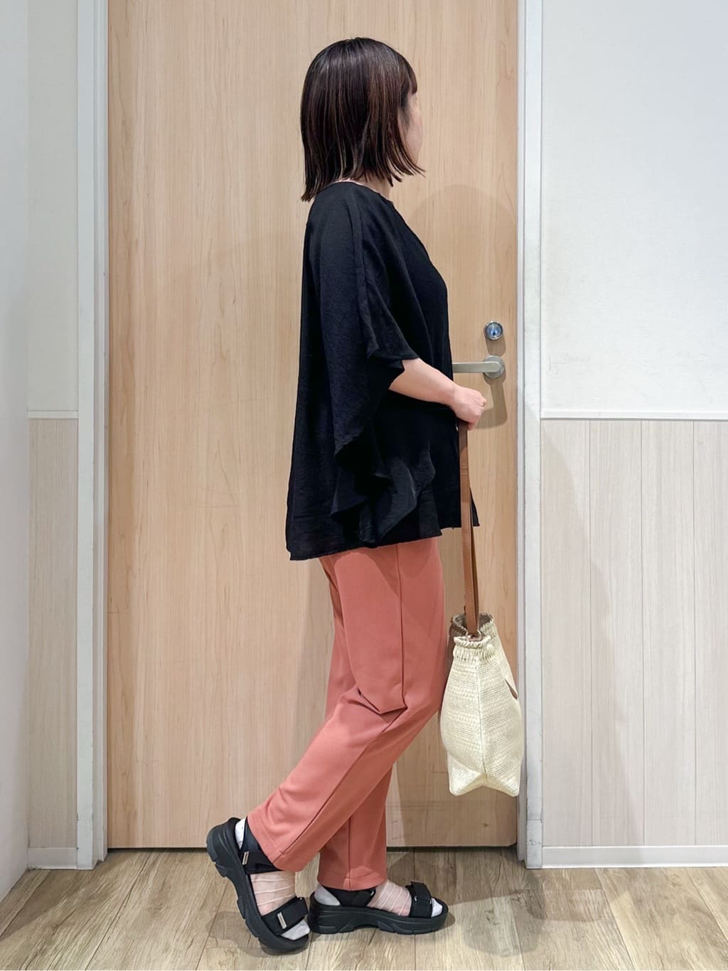 mimoさんの「SHOO･LA･RUE｜◆【洗える/ひんやり】涼しく体型カバー お袖フレア ドレープブラウス」を使ったコーディネート
