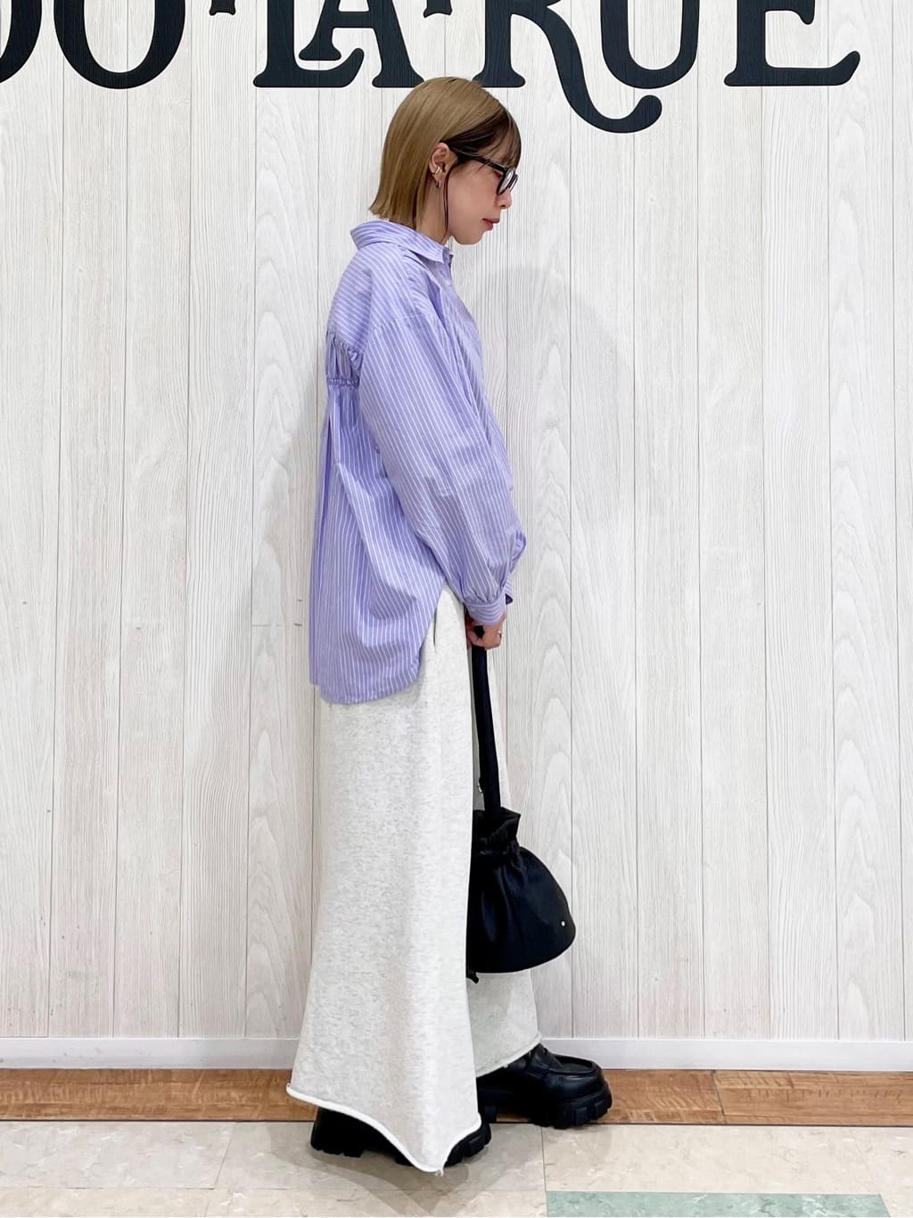 うずまきさんの「SHOO･LA･RUE｜◆【洗える】バックギャザーがポイント 綿ワッシャー前開きシャツ」を使ったコーディネート