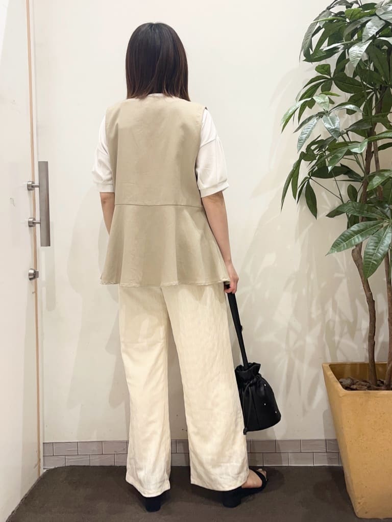 宗形さんの「SHOO･LA･RUE｜【S-LL/ひんやり/UV】ぷっくりラメプリントロゴTシャツ」を使ったコーディネート