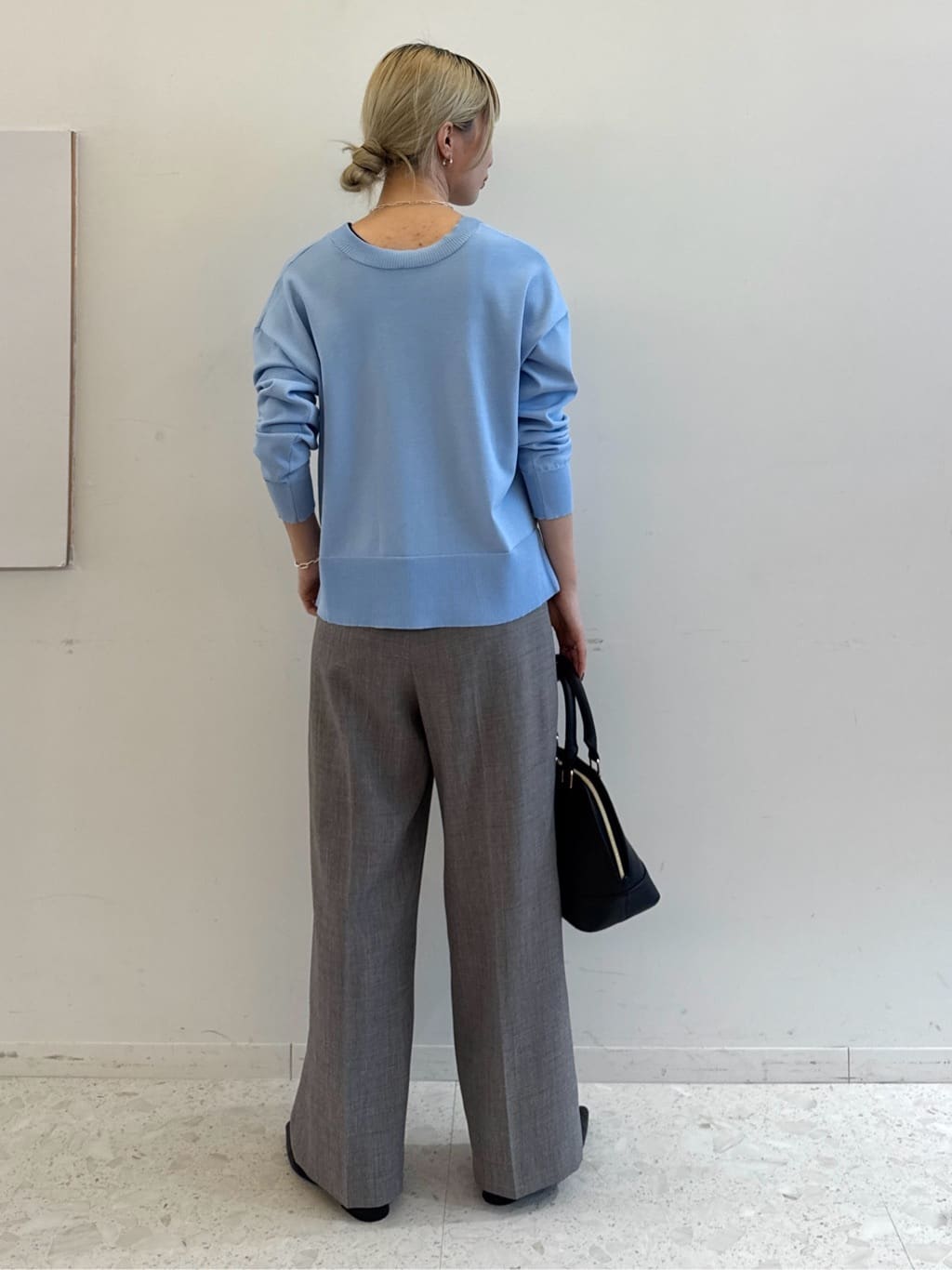 omaさんの「THE SHOP TK｜◆【毛玉になりにくい】さらっとキレイVネックニット/洗濯機OK」を使ったコーディネート