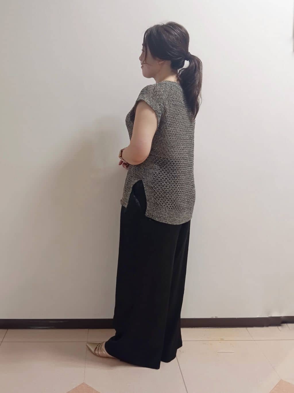 kaoさんの「INDIVI｜◆【ファンシー素材】透かし柄ニットベスト」を使ったコーディネート