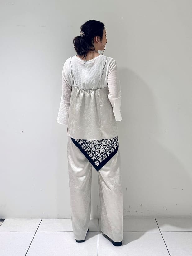 そんさんの「INDIVI｜【90cm四方】ボタニカル柄大判スカーフ」を使ったコーディネート