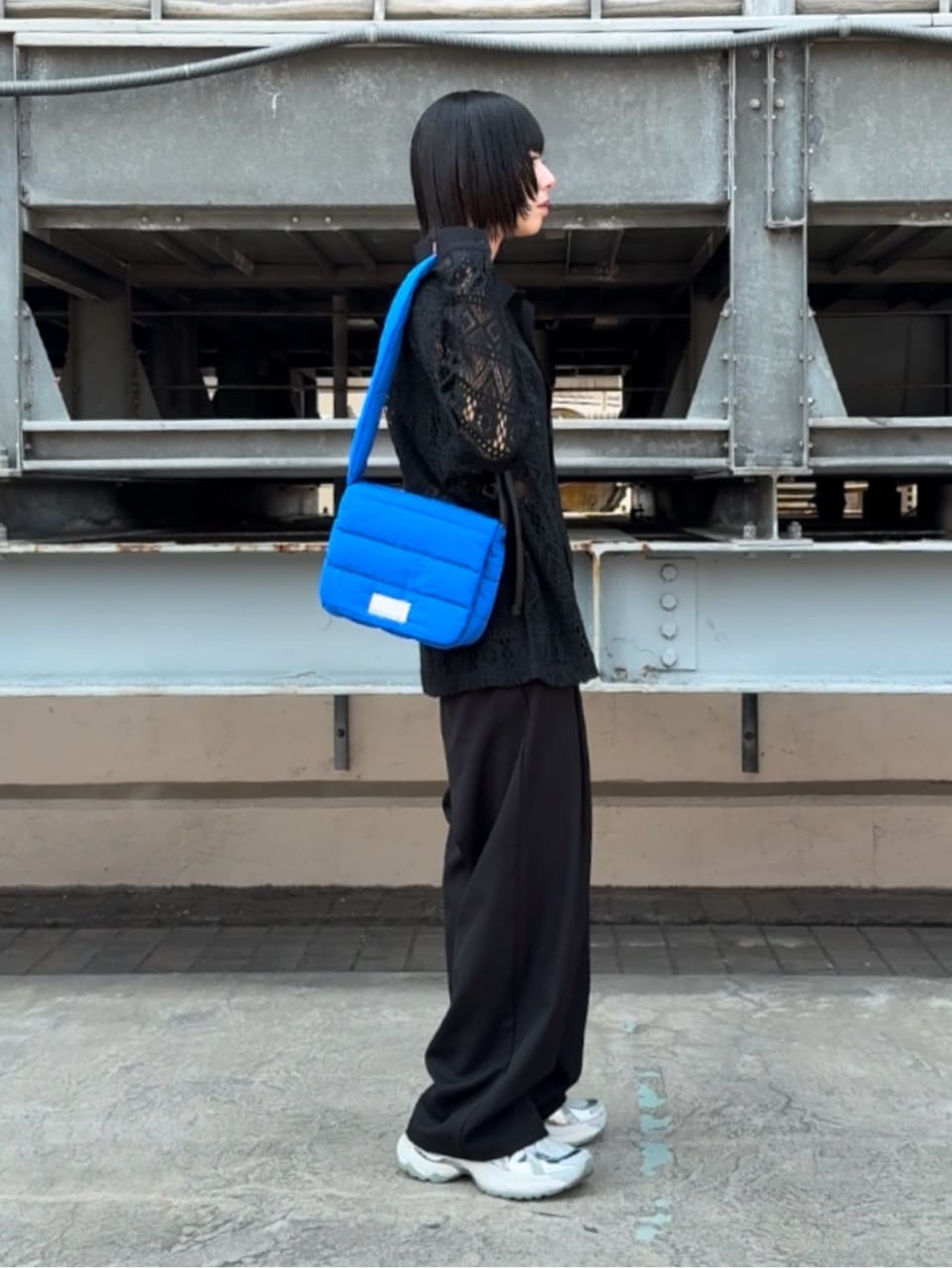 川本葵さんの「tk.TAKEO KIKUCHI｜◆バレルシルエットスラックス」を使ったコーディネート