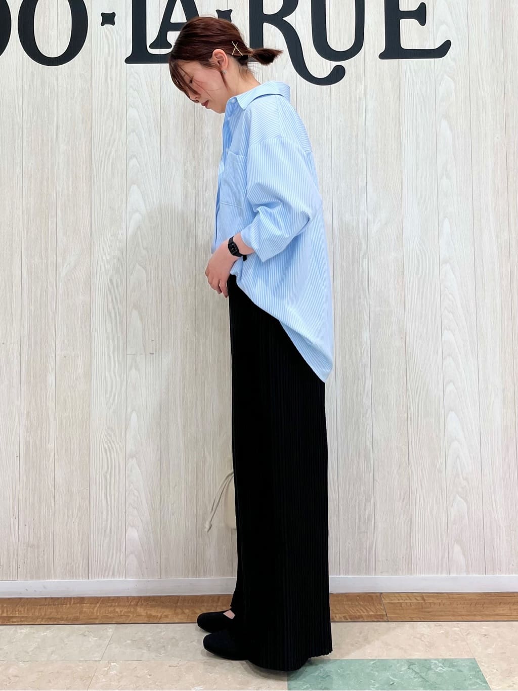 shiiさんの「SHOO･LA･RUE｜◆【ひんやり/UV/吸水速乾/洗濯後しわになりにくい】ラッシュガードにもなる ストライプ前開きシャツ」を使ったコーディネート
