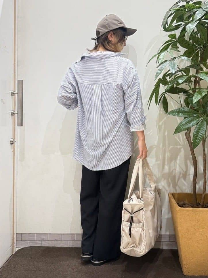 misakiさんの「SHOO･LA･RUE｜【S-LL/ひんやり/UV】ぷっくりラメプリントロゴTシャツ」を使ったコーディネート