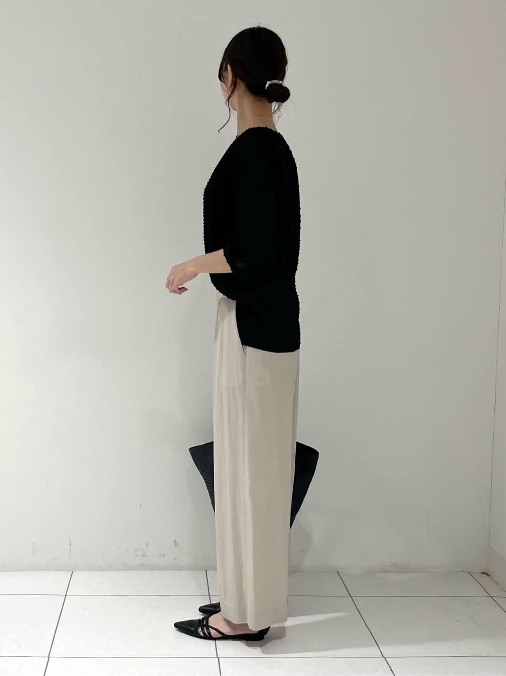 shioriさんの「INDIVI｜【90cm四方】ボタニカル柄大判スカーフ」を使ったコーディネート