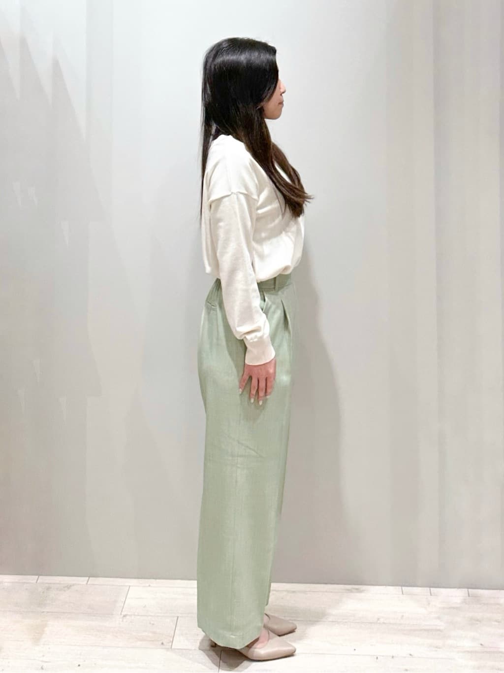 Iguさんの「THE SHOP TK｜◆【毛玉になりにくい】さらっとキレイVネックニット/洗濯機OK」を使ったコーディネート