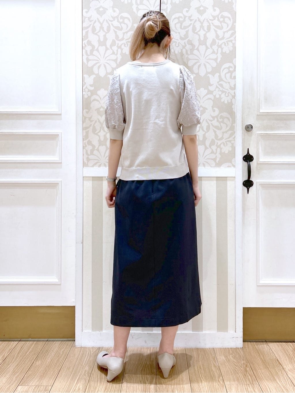望 愛さんの「grove｜【ふわっと心地よい足入れ】やわここち(R)Vカットパンプス」を使ったコーディネート