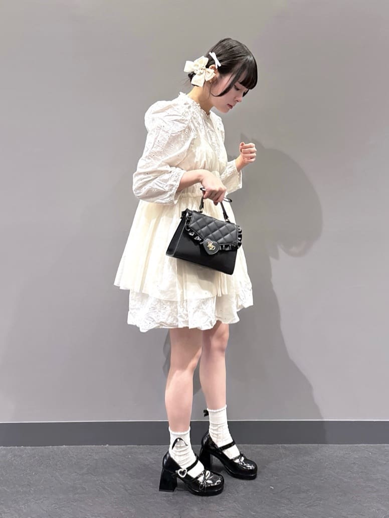 HUANG WEIHSUANさんの「ESPERANZA｜厚底ハートヒールストラップパンプス」を使ったコーディネート