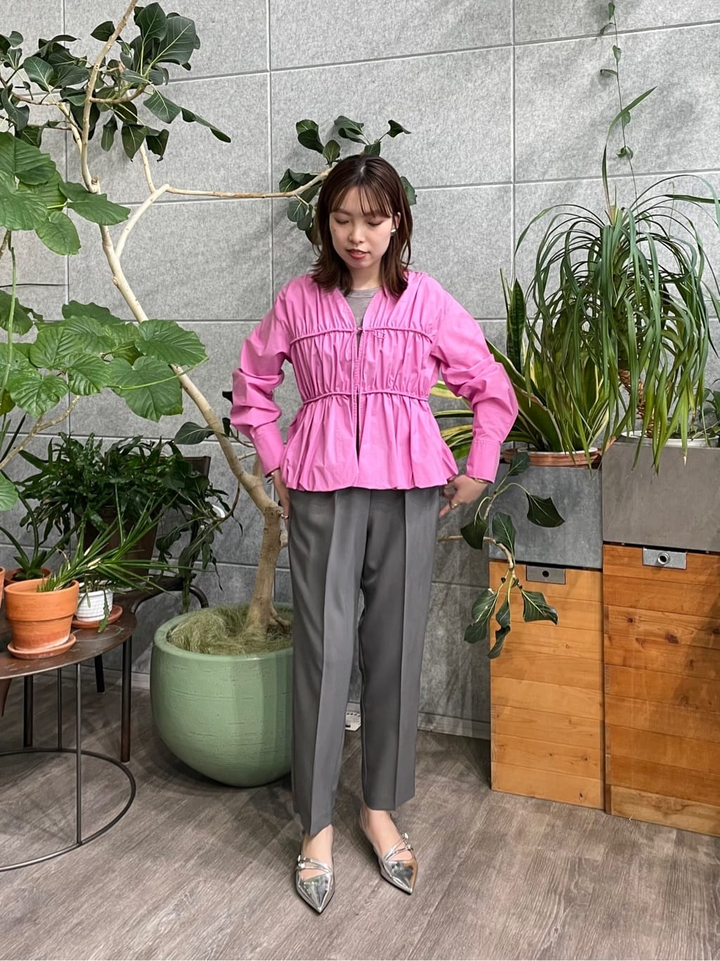 ねねさんの「INDIVI｜【接触冷感／セットアップ対応】イージーテーパードパンツ【通勤・セレモニー】」を使ったコーディネート