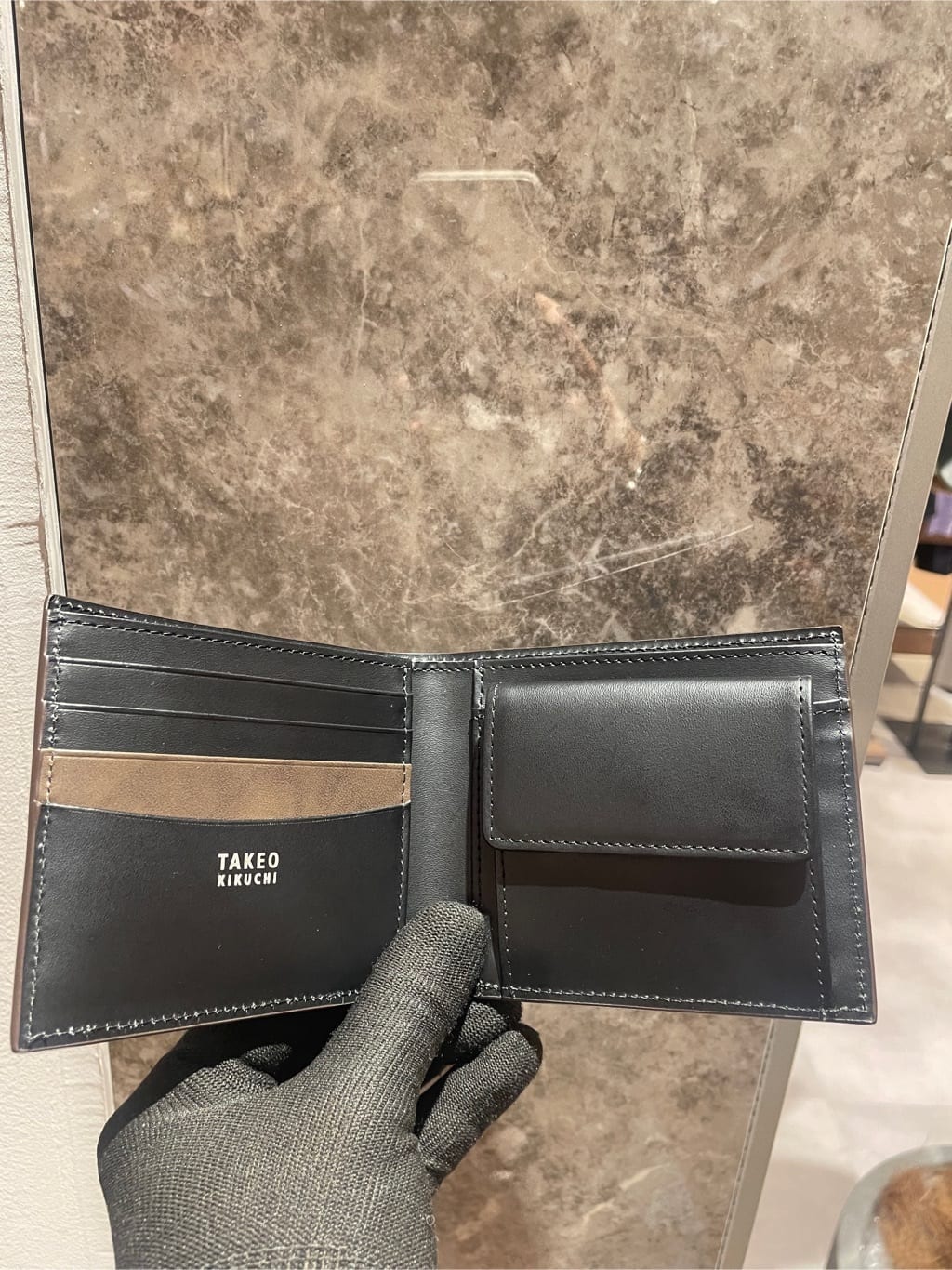 南薗大地さんの「TAKEO KIKUCHI｜【NEW レザーリップルシリーズ】バイフォールド ウォレット」を使ったコーディネート