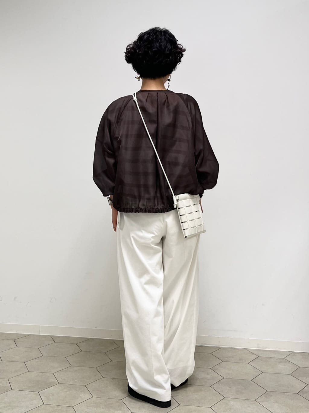ushijimaさんの「UNTITLED｜◆【セットアップ可能／オンオフ】ラミー混 タックワイドパンツ」を使ったコーディネート
