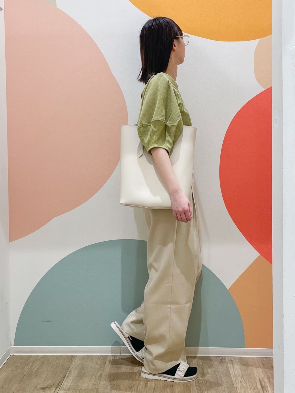 とまとさんの「SHOO･LA･RUE｜◆くしゅくしゅデザインが大人の抜け感をプラスする ギャザーベルトサンダル」を使ったコーディネート
