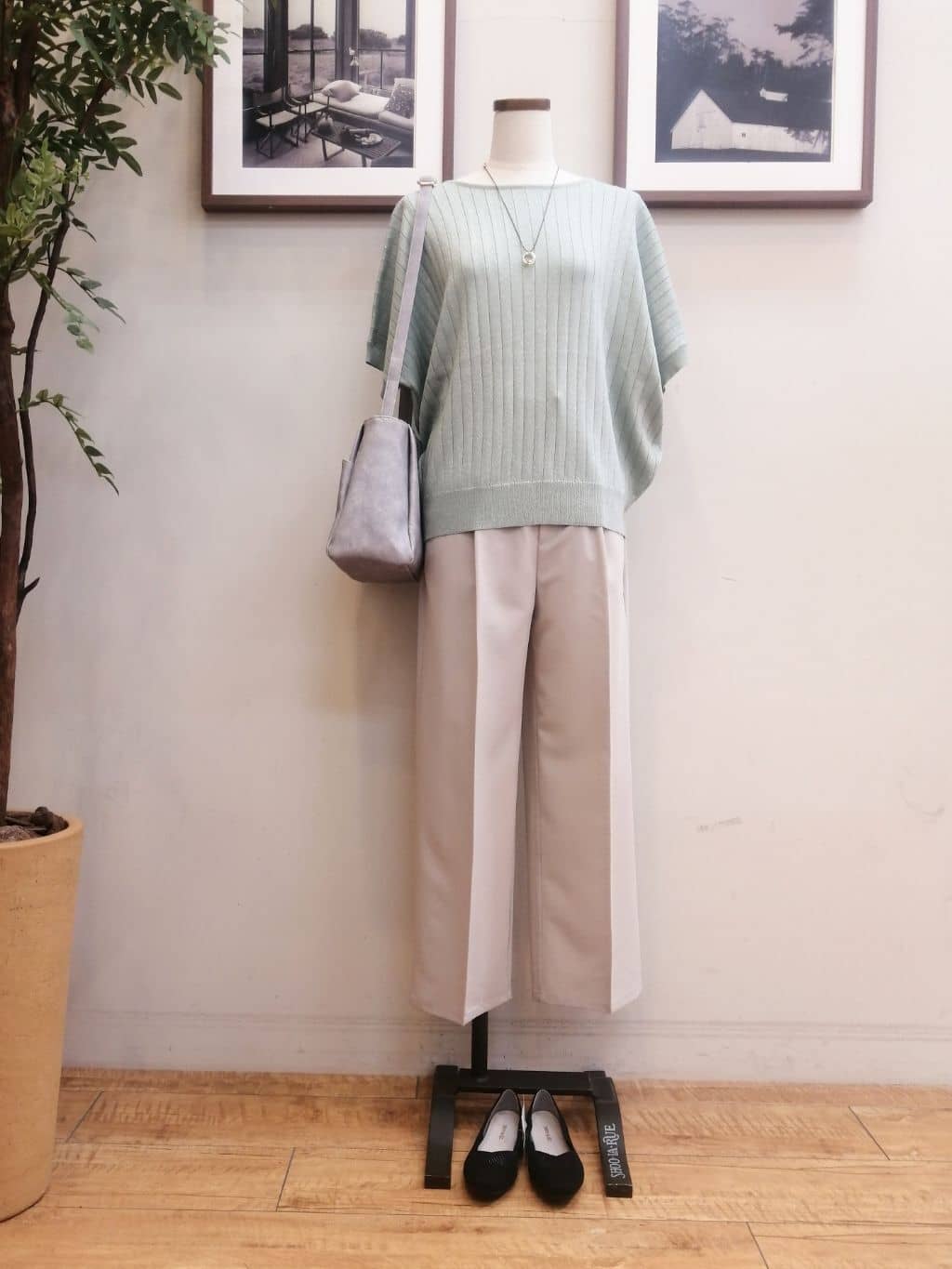 maiさんの「SHOO･LA･RUE｜◆【二の腕カバー】さりげないラメが上品見え リブドルマンニット」を使ったコーディネート