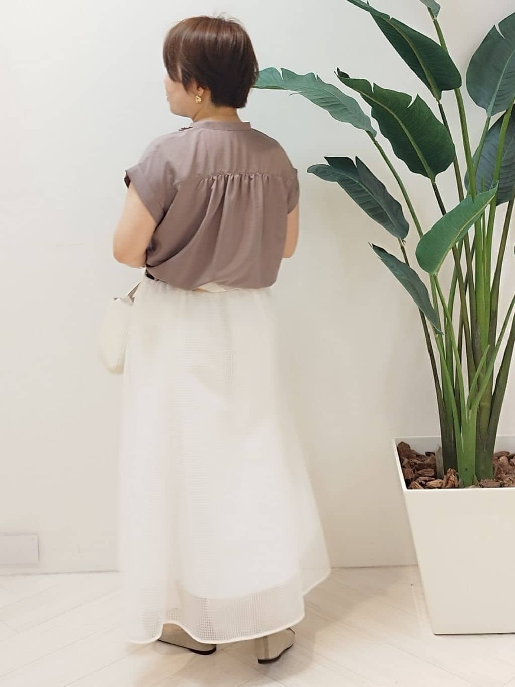 s u g iさんの「UNTITLED｜【手洗い／88cm正方形】シアー素材チェーン柄スカーフ」を使ったコーディネート