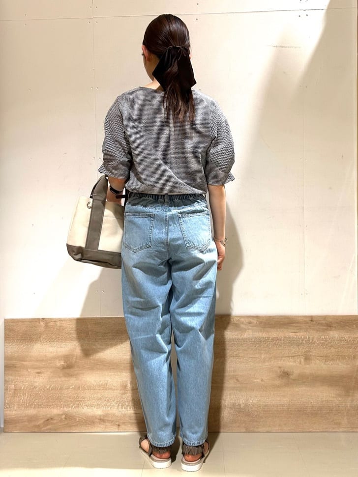花さんの「SHOO･LA･RUE｜◆くしゅくしゅデザインが大人の抜け感をプラスする ギャザーベルトサンダル」を使ったコーディネート
