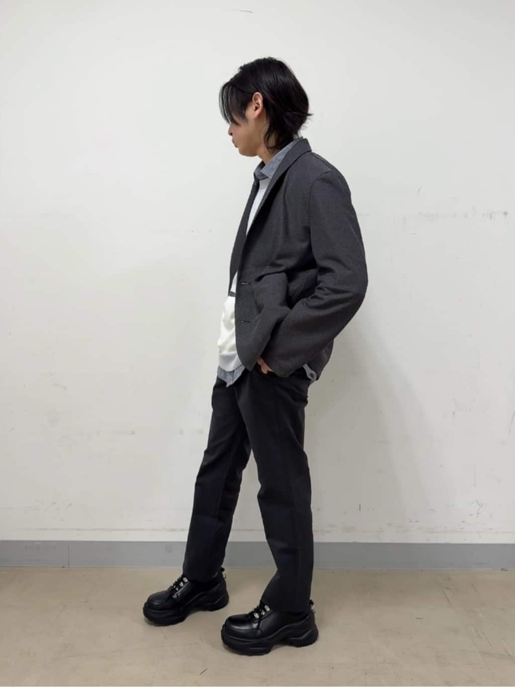 溝端佑太朗さんの「TAKEO KIKUCHI｜【全7サイズ&times;8色展開！】トップマルチヘリンボン パンツ」を使ったコーディネート