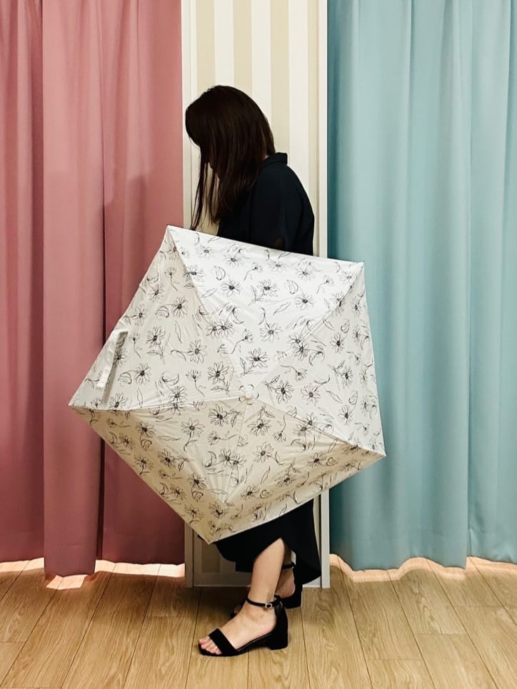 SHIiiさんの「SHOO･LA･RUE｜【折りたたみ傘/晴雨兼用/because】スーパーライトフラワーミニ」を使ったコーディネート