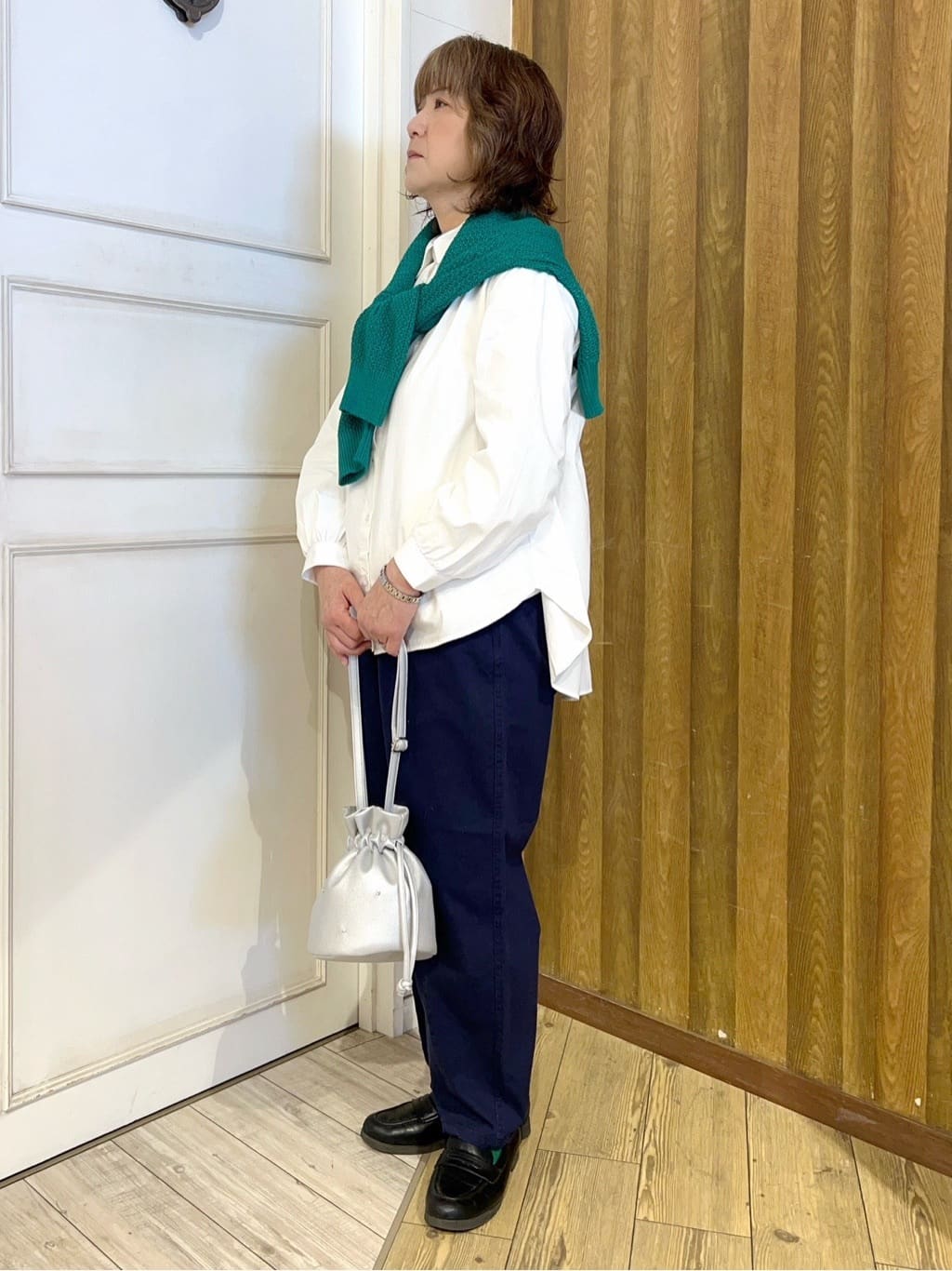 yuriyuriさんの「SHOO･LA･RUE｜◆【洗える】バックギャザーがポイント 綿ワッシャー前開きシャツ」を使ったコーディネート