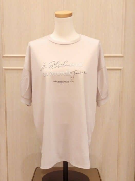 HTCさんの「SHOO･LA･RUE｜【S-LL/ひんやり/UV】ぷっくりラメプリントロゴTシャツ」を使ったコーディネート