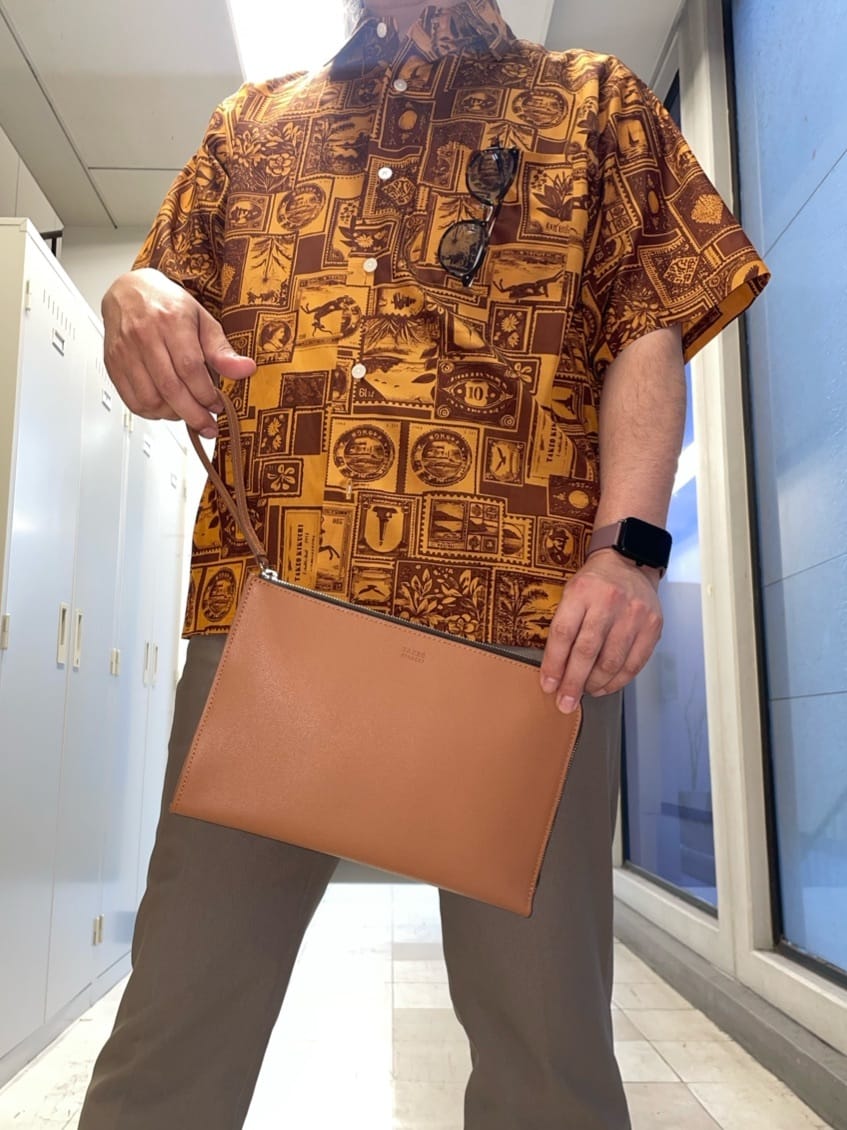 MAKOTO AIさんの「TAKEO KIKUCHI｜【ベーシック】レザー クラッチバッグ」を使ったコーディネート