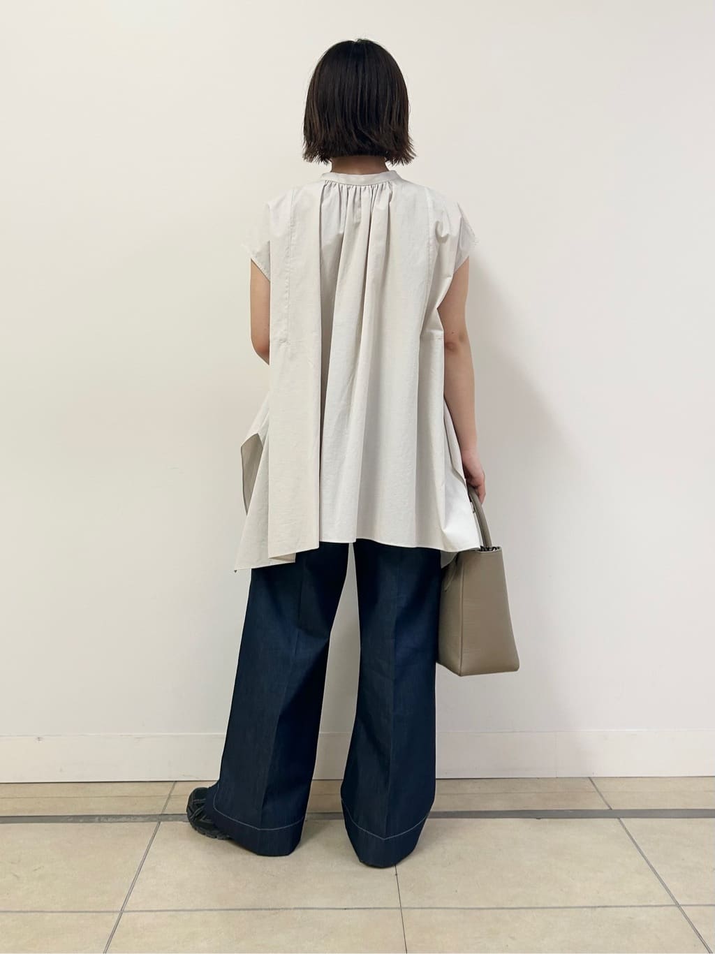 とりみさんの「DRESSTERIOR｜◆スクエアシュリンクレザー トートバッグ」を使ったコーディネート