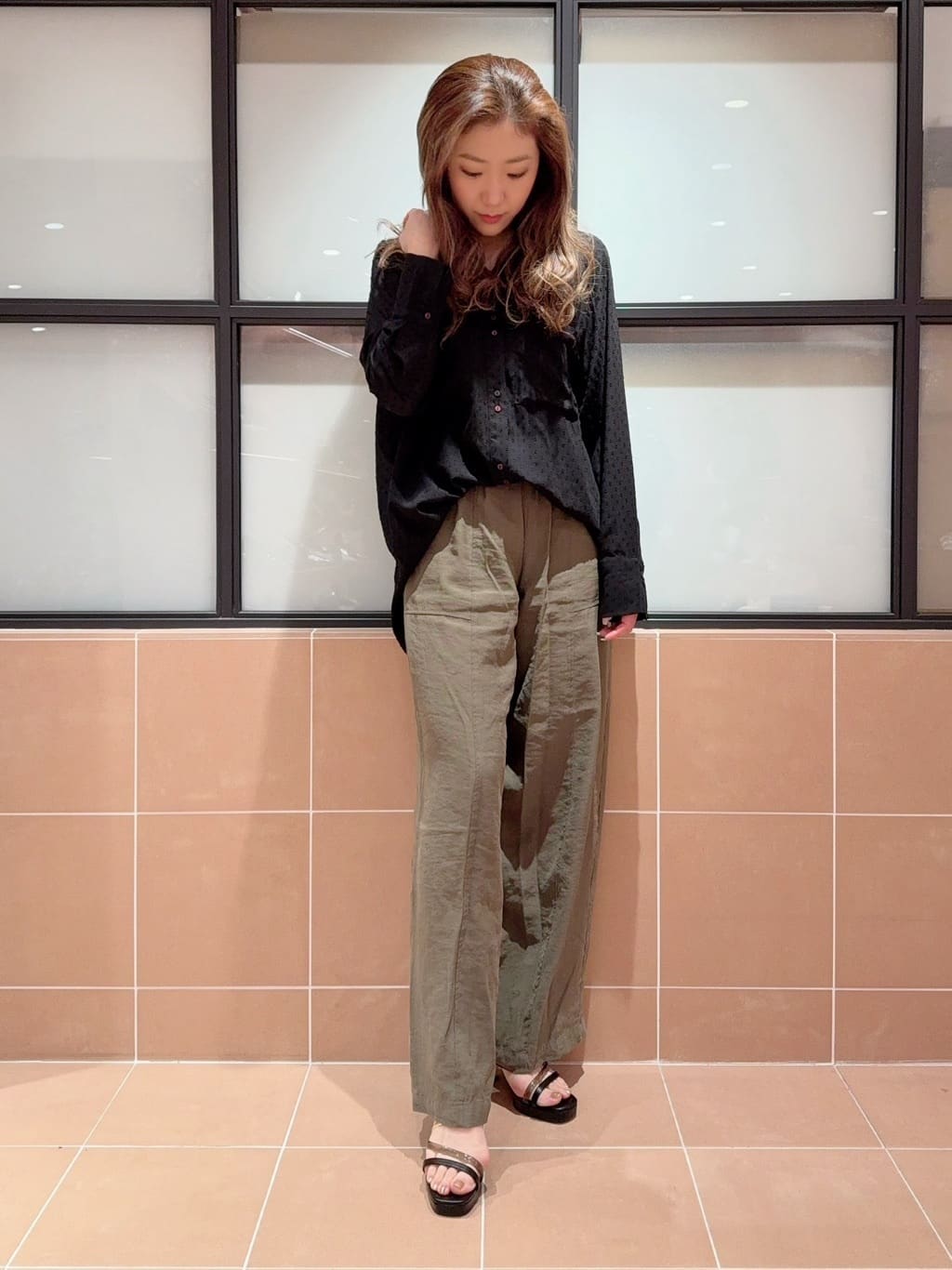kaoriさんの「ESPERANZA｜クリア&times;メタリックラインコンビヒールサンダル」を使ったコーディネート