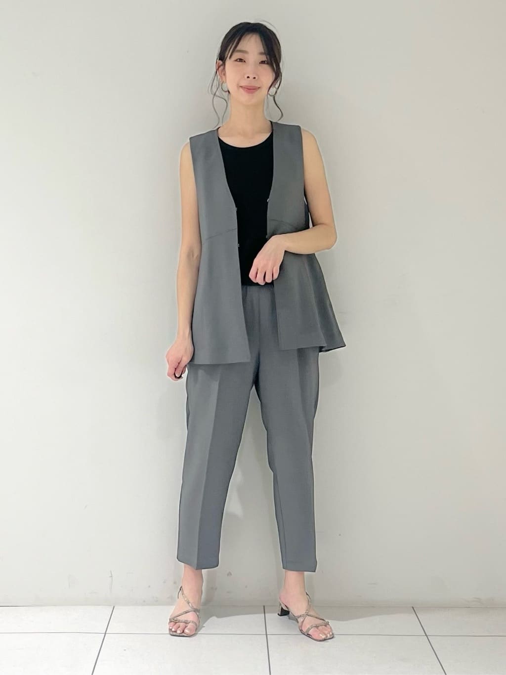 shioriさんの「INDIVI｜【接触冷感／セットアップ対応】イージーテーパードパンツ【通勤・セレモニー】」を使ったコーディネート