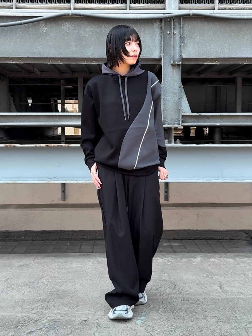 川本葵さんの「tk.TAKEO KIKUCHI｜◆カーブスイッチパーカ」を使ったコーディネート
