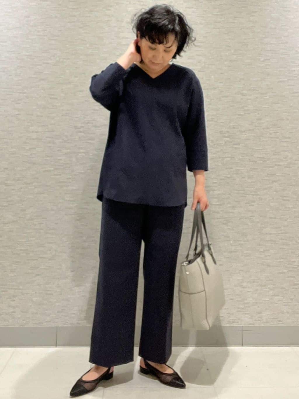 KOJIMAさんの「Reflect｜◆【マシンウォッシュ可／セットアップ可能】ドルマンスリーブVネックブラウス」を使ったコーディネート