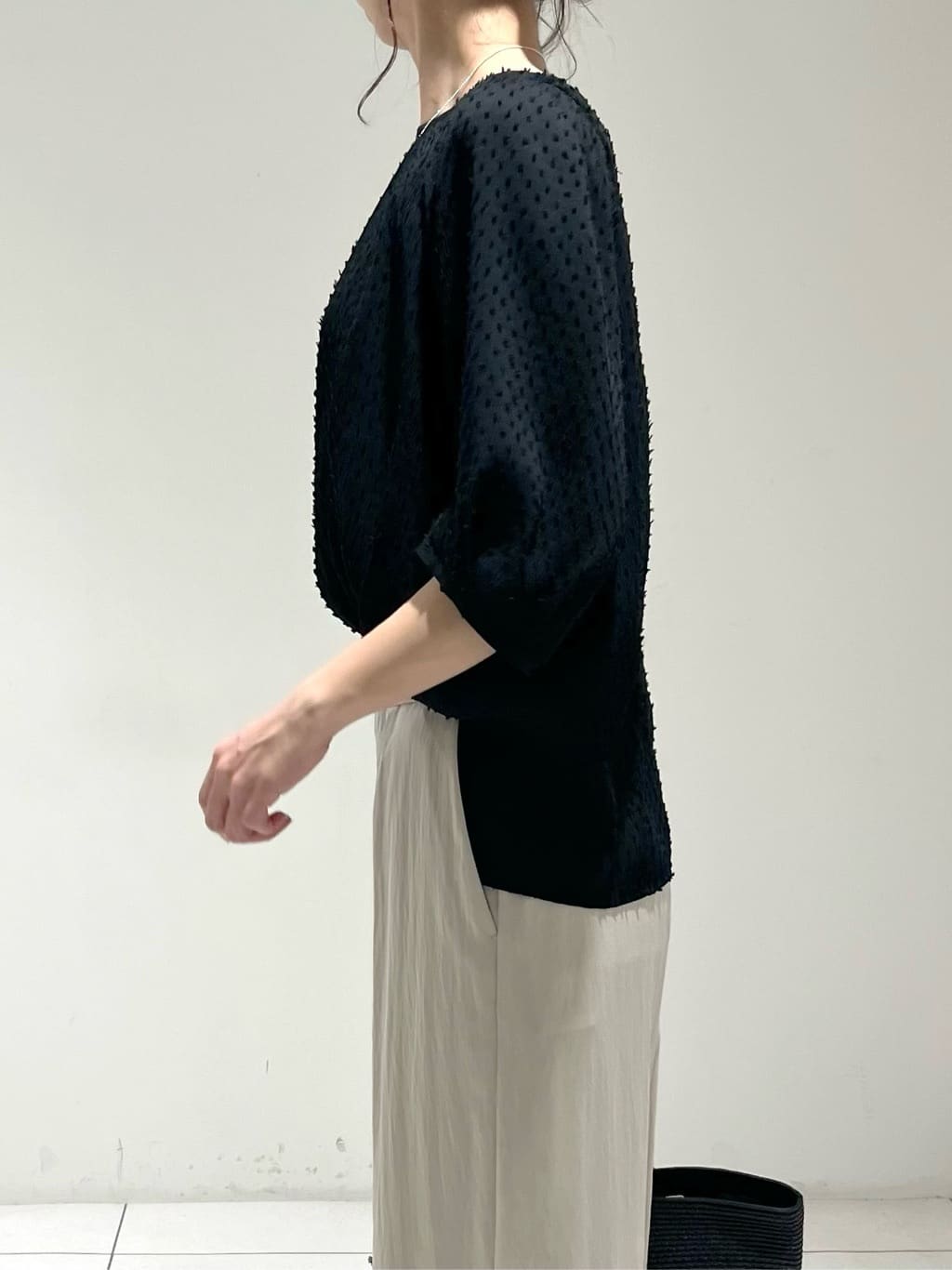 shioriさんの「INDIVI｜【90cm四方】ボタニカル柄大判スカーフ」を使ったコーディネート