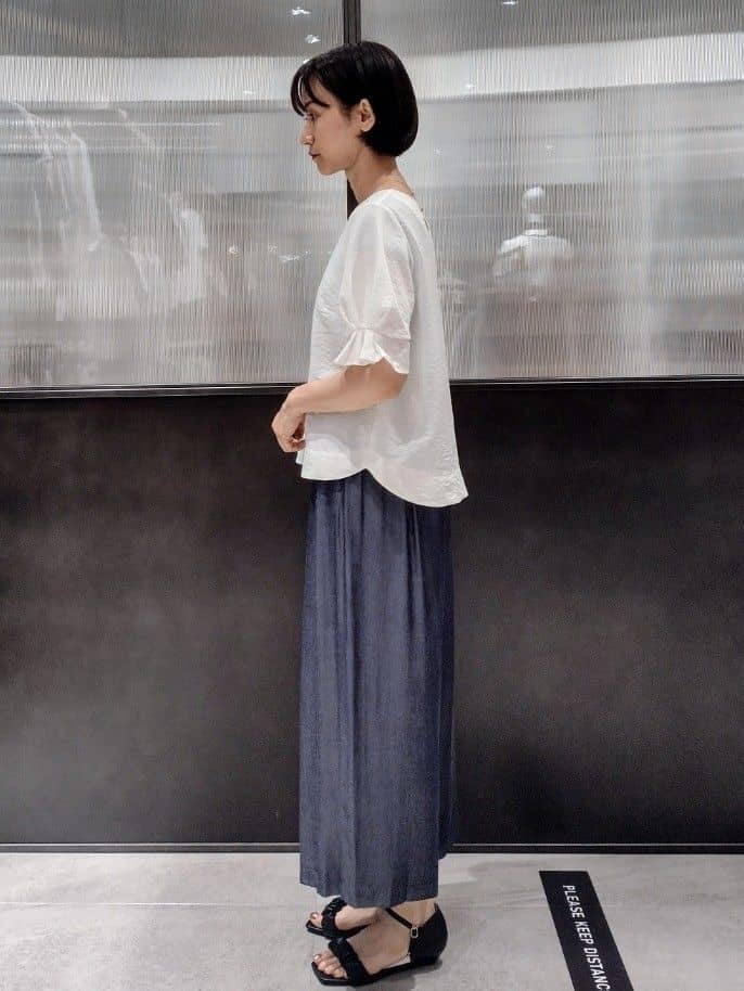 miuraさんの「index｜《8色展開／XS-LLサイズ》タックパフスリーブブラウス【洗濯機洗い可／吸水速乾／防シワ／抗ピル】」を使ったコーディネート