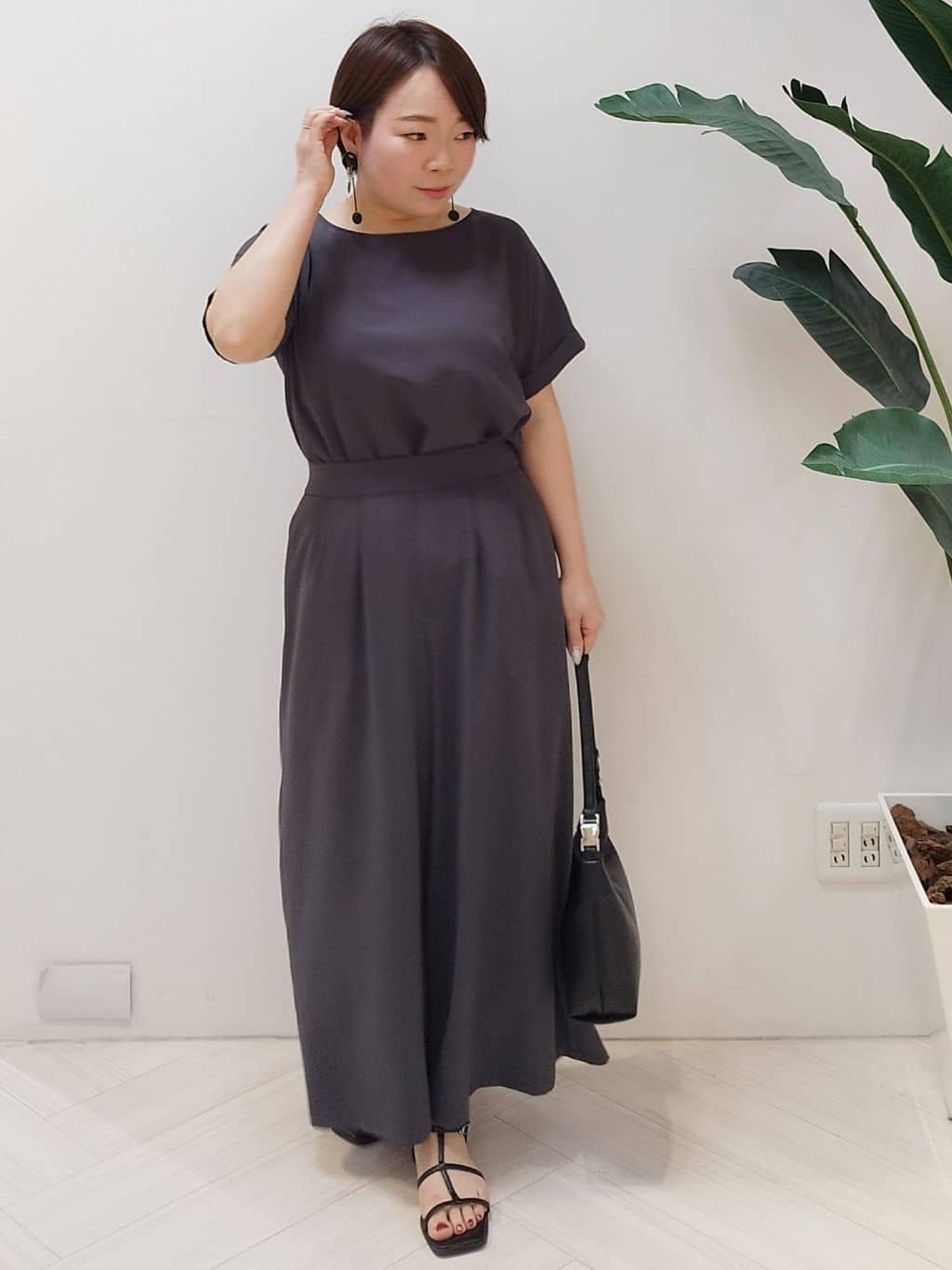 s u g iさんの「UNTITLED｜【手洗い／88cm正方形】シアー素材チェーン柄スカーフ」を使ったコーディネート
