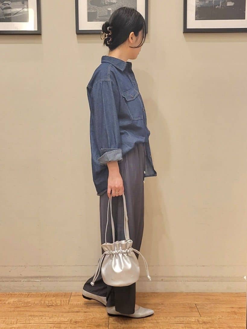 ななこさんの「SHOO･LA･RUE｜◆【洗える/S-LL】大人のこなれコーデに やわらかデニムシャツ」を使ったコーディネート