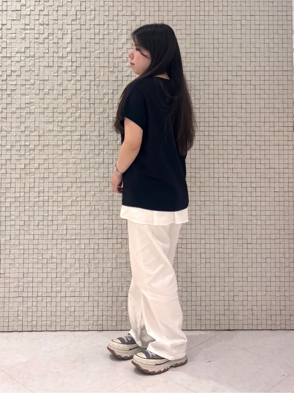 MEGUMIさんの「INDIVI｜【褒められデニム】ワイドストレート デニムパンツ」を使ったコーディネート