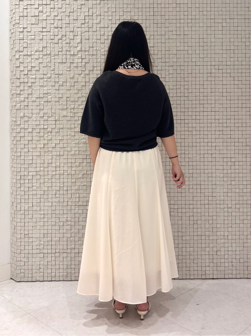 MEGUMIさんの「INDIVI｜【90cm四方】ボタニカル柄大判スカーフ」を使ったコーディネート