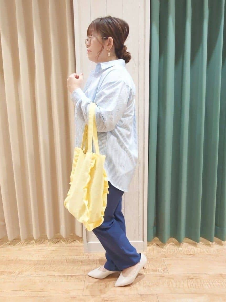 タガさんの「SHOO･LA･RUE｜◆【ひんやり/UV/吸水速乾/洗濯後しわになりにくい】ラッシュガードにもなる ストライプ前開きシャツ」を使ったコーディネート