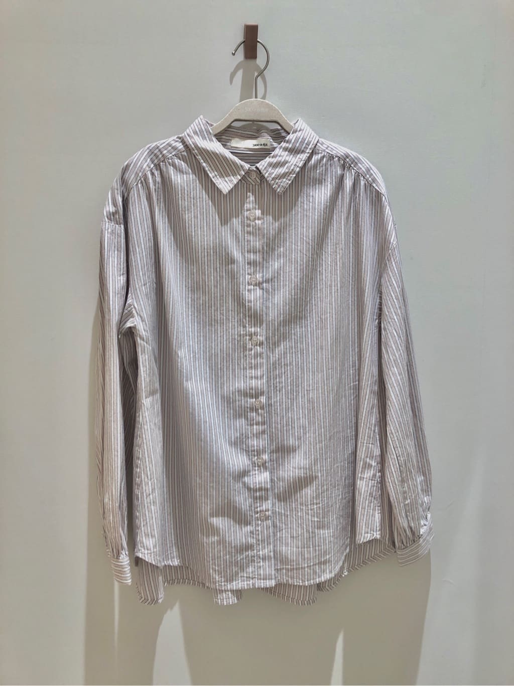 るーとさんの「SHOO･LA･RUE｜◆【洗える】バックギャザーがポイント 綿ワッシャー前開きシャツ」を使ったコーディネート