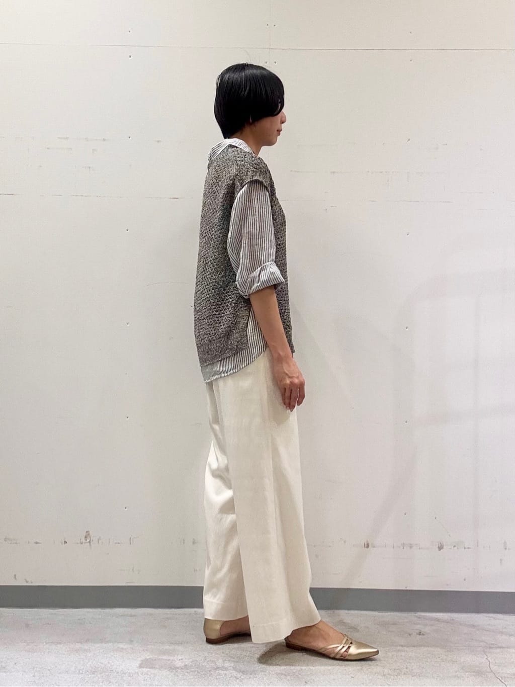 naoさんの「INDIVI｜【90cm四方】ボタニカル柄大判スカーフ」を使ったコーディネート