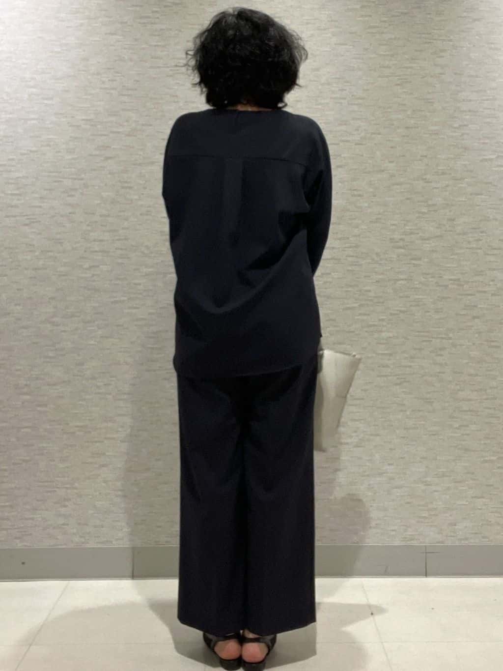 KOJIMAさんの「Reflect｜◆【マシンウォッシュ可／セットアップ可能】ドルマンスリーブVネックブラウス」を使ったコーディネート