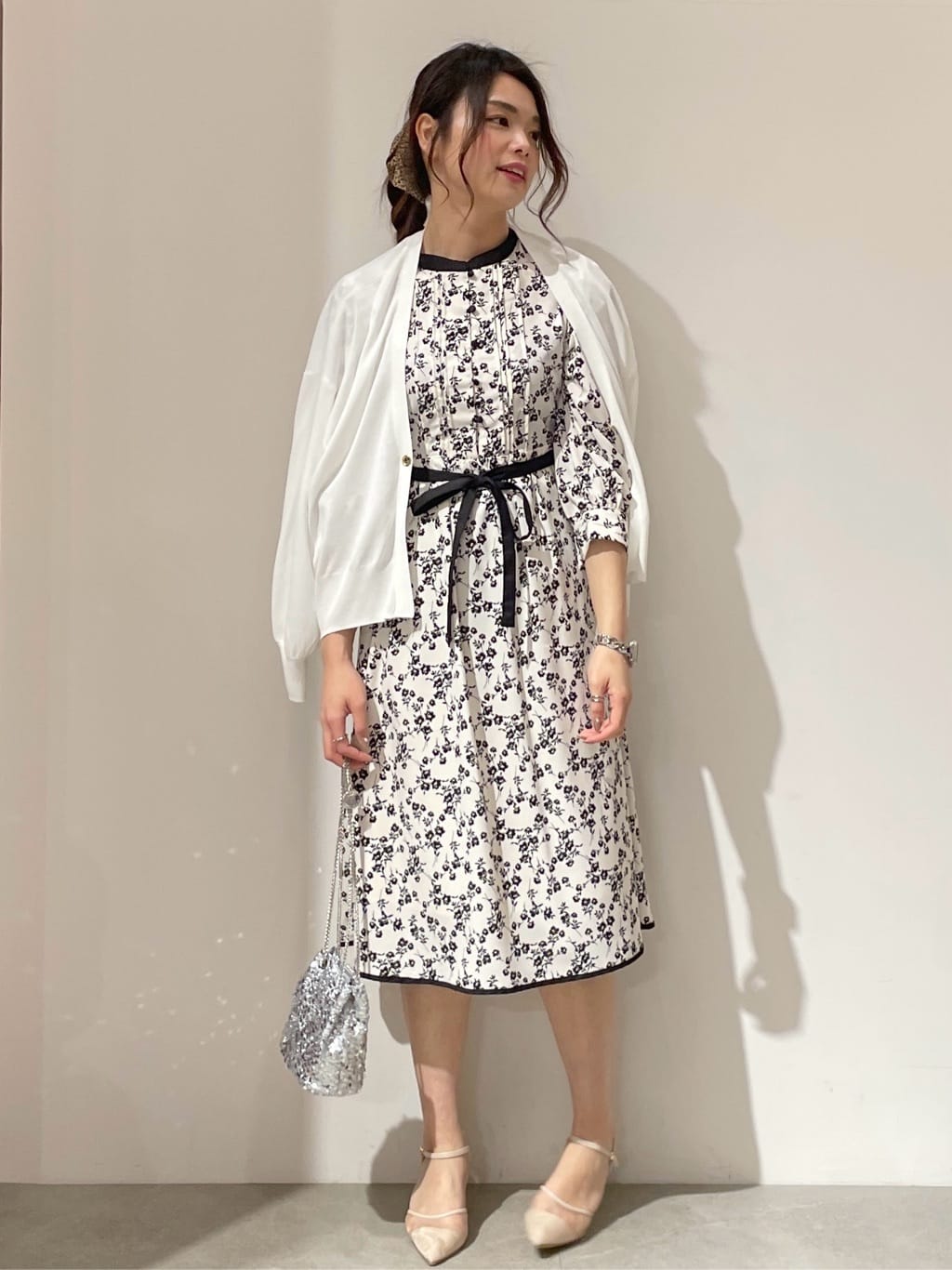 kanahoさんの「OPAQUE.CLIP｜◆【6色展開】シャイニー素材巾着ミニショルダーバッグ」を使ったコーディネート