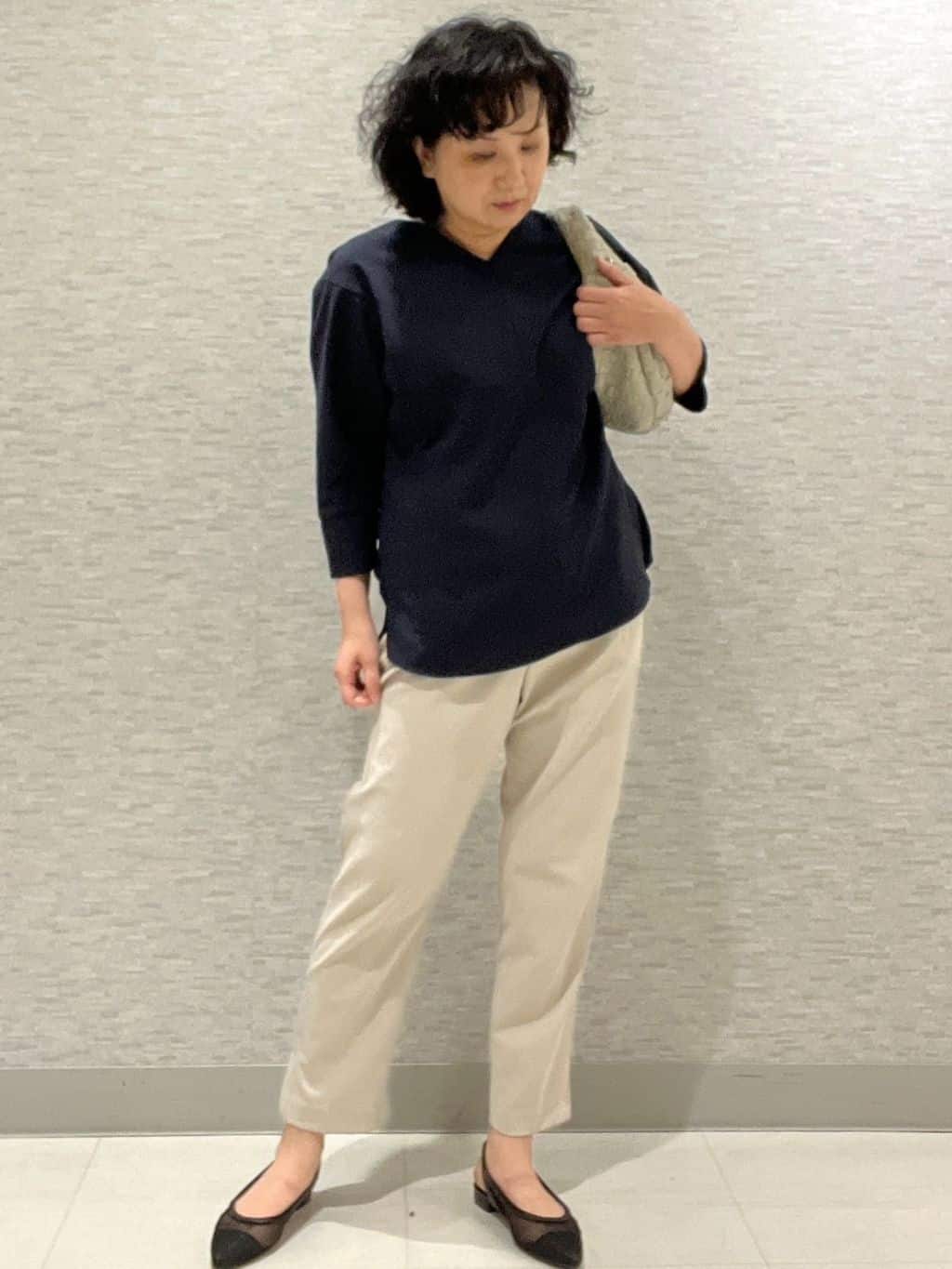 KOJIMAさんの「Reflect｜◆【マシンウォッシュ可／セットアップ可能】ドルマンスリーブVネックブラウス」を使ったコーディネート